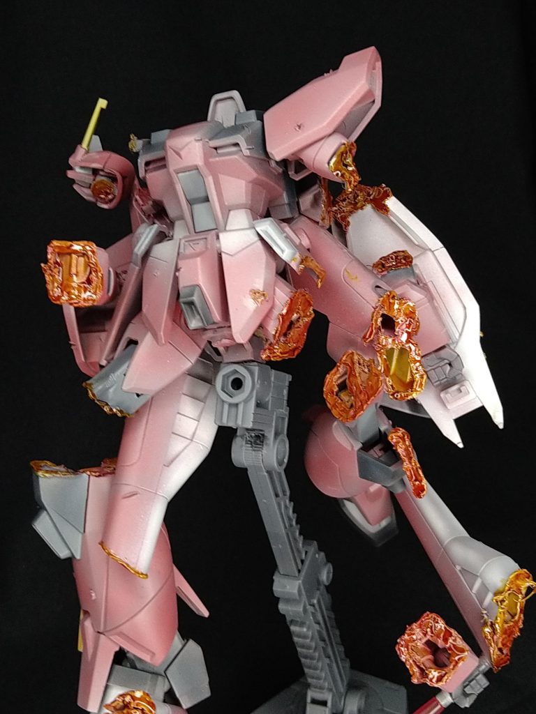 今にもバラバラに崩れ落ちそうな場面を意識してつくってます