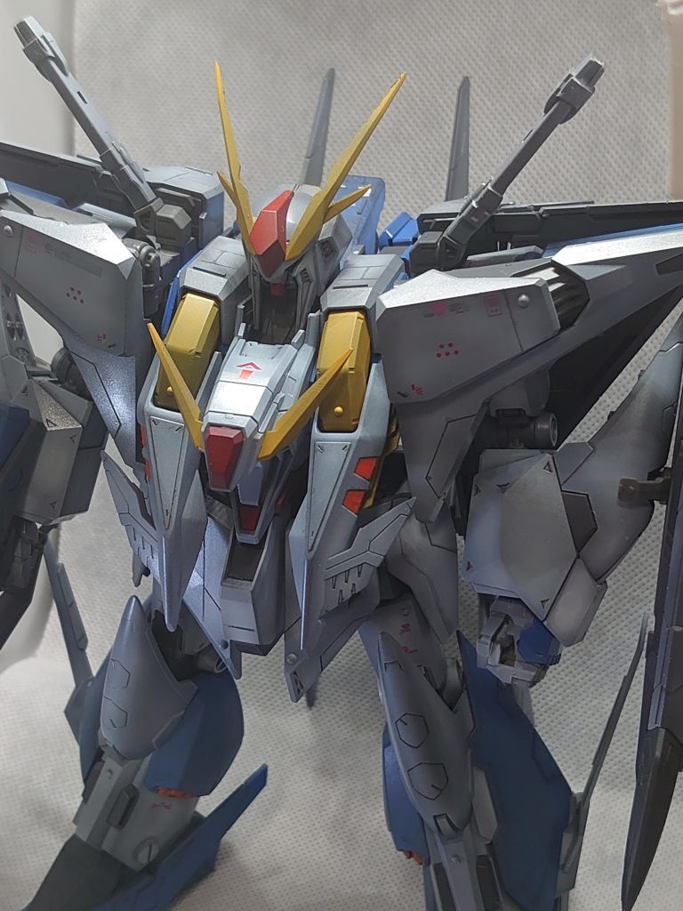 大型キットなので上半身と下半身に分けて塗装を進めなくてはならなかったり、撮影ブースに入らなかったりと大変ではありましたが公開日までに完成出来てよかったと思います。それでは、次回もお楽しみに…［使用塗料］下地・グレー部分：ガイア メカサフ スーパーヘヴィ胸部ホワイト：クレオス HCD 07 ブルースター他ホワイト：ガイア FM 04 ミクホワイトレッド：ガイア 003 ブライトレッドイエロー：ガイア VO 03 ビビッドオレンジオレンジ：クレオス C-59 オレンジ                                   ありがとうございました。