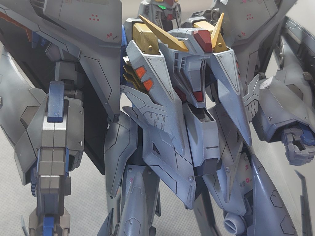 バストアップ胸部分のみホワイトの種類を変えて近づいて見た時より立体的になるようにしました。カメラアイ部分は付属シールを。余白部分を切り取ることで充分かっこよくなります。程よい反射をするため下から覗きこんだ時の眼光の鋭さがいい感じになりました。