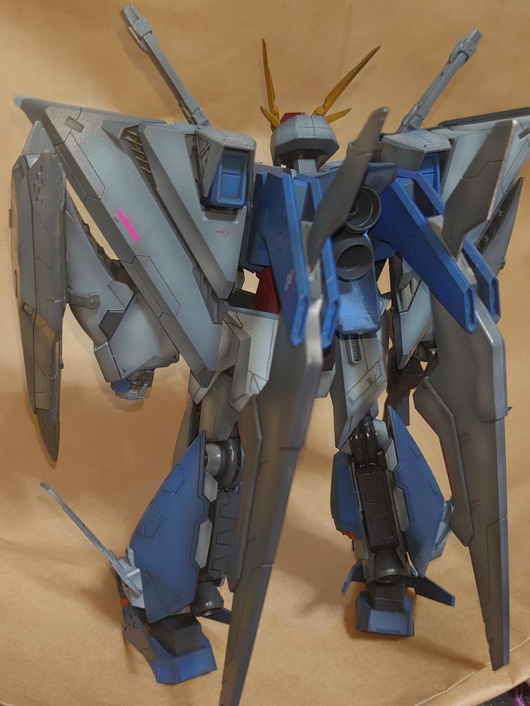 アンテナや足のウイング部分等エッジ出しをしましたが、肩のバインダーや背部のウイングなどは丸さを残し、合わせた時にメリハリが出れば…と思いましたがこれはあまりうまくはいきませんでした。