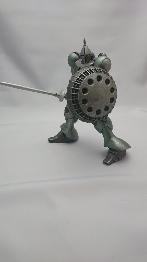 シルバーで全部塗り、緑でシェイドを塗ってみました。ちょっと技術が足りないですね💦