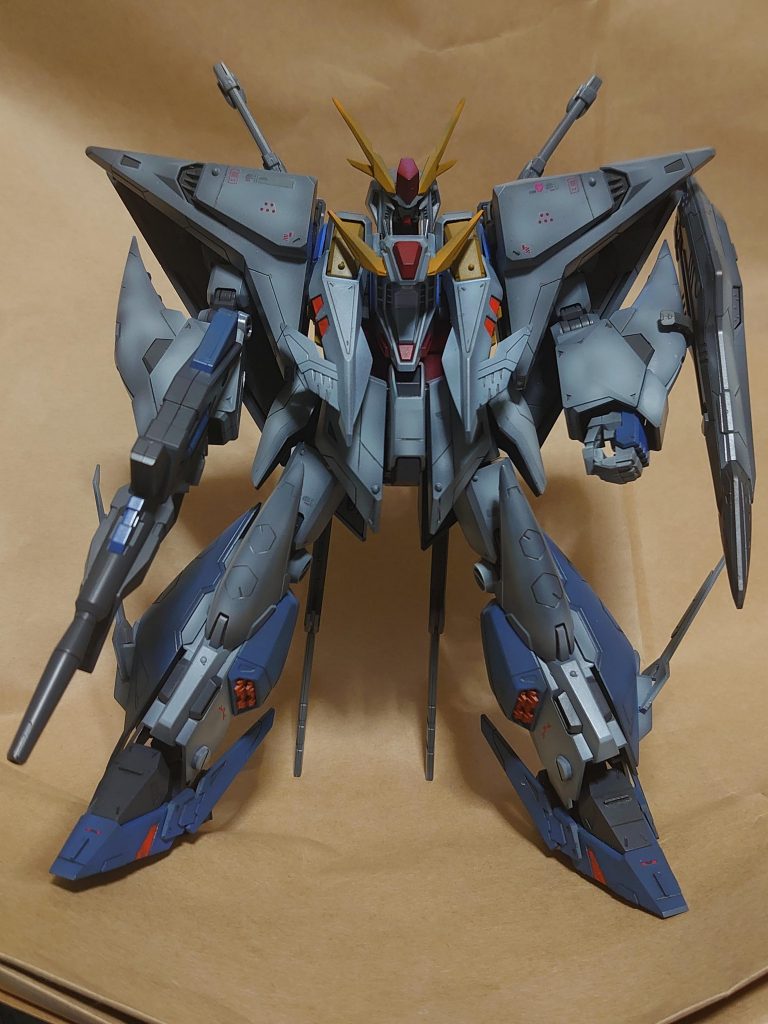 全体図です。メカサフヘヴィからの白い部分のグラデ、他部分の薄吹きとで全体的に明度を下げて重厚な仕上がりを目指しました。