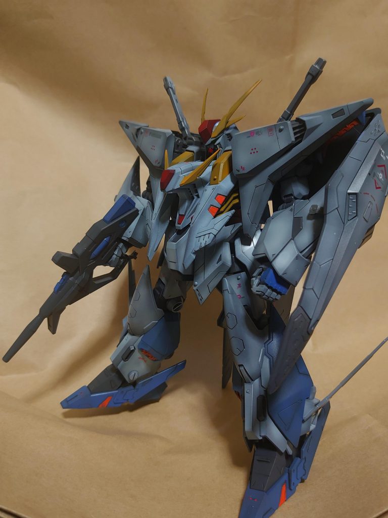 ディテールアップは前回同様スジ彫り、プラ板ちょい着け、デカールで。部分塗装も考えましたが、新デザインのクスィーの色分けがあまりなされてないのを見て、最低限のオレンジ部分のみにして統一性を重視してみました。