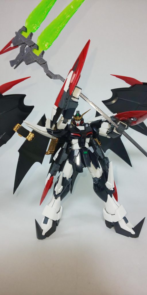 デスサイズヘルと言えば大上段からの唐竹割り!アクティブクロークにも可動軸があるので、フル展開すればわりと干渉せずに動かせます。