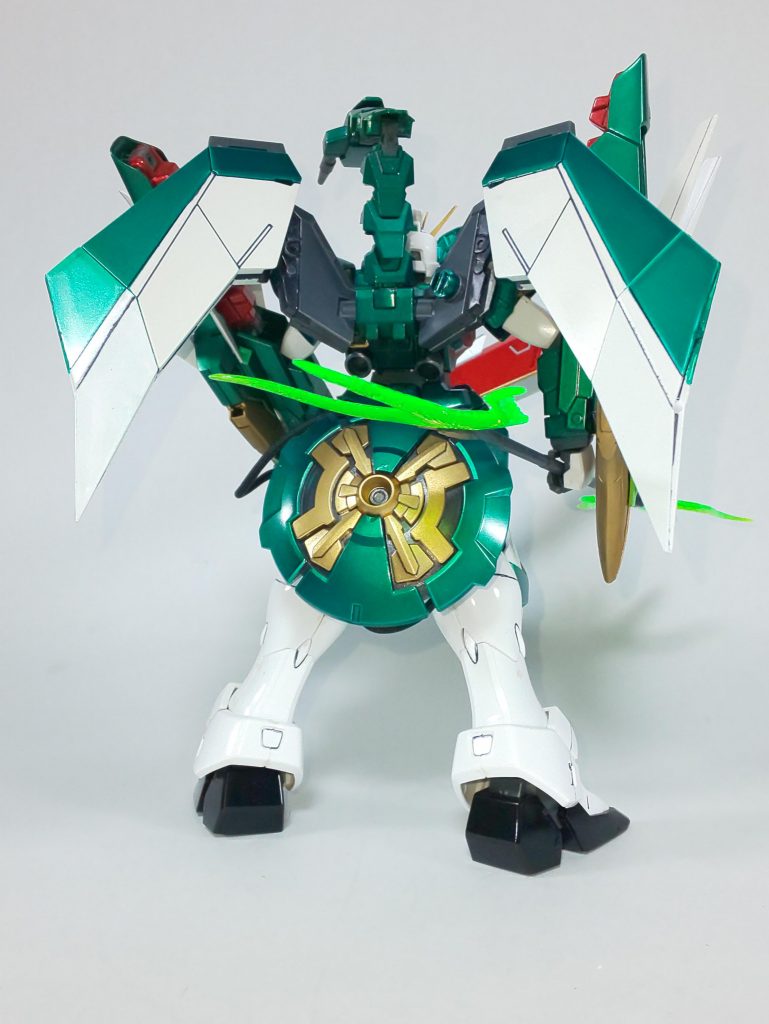 背面から。フーティエ装備のカラー変更は本体とよく馴染んでると、自画自賛しております。あと、タウヤー装備の盾をマウント出来る改造を行ってます。