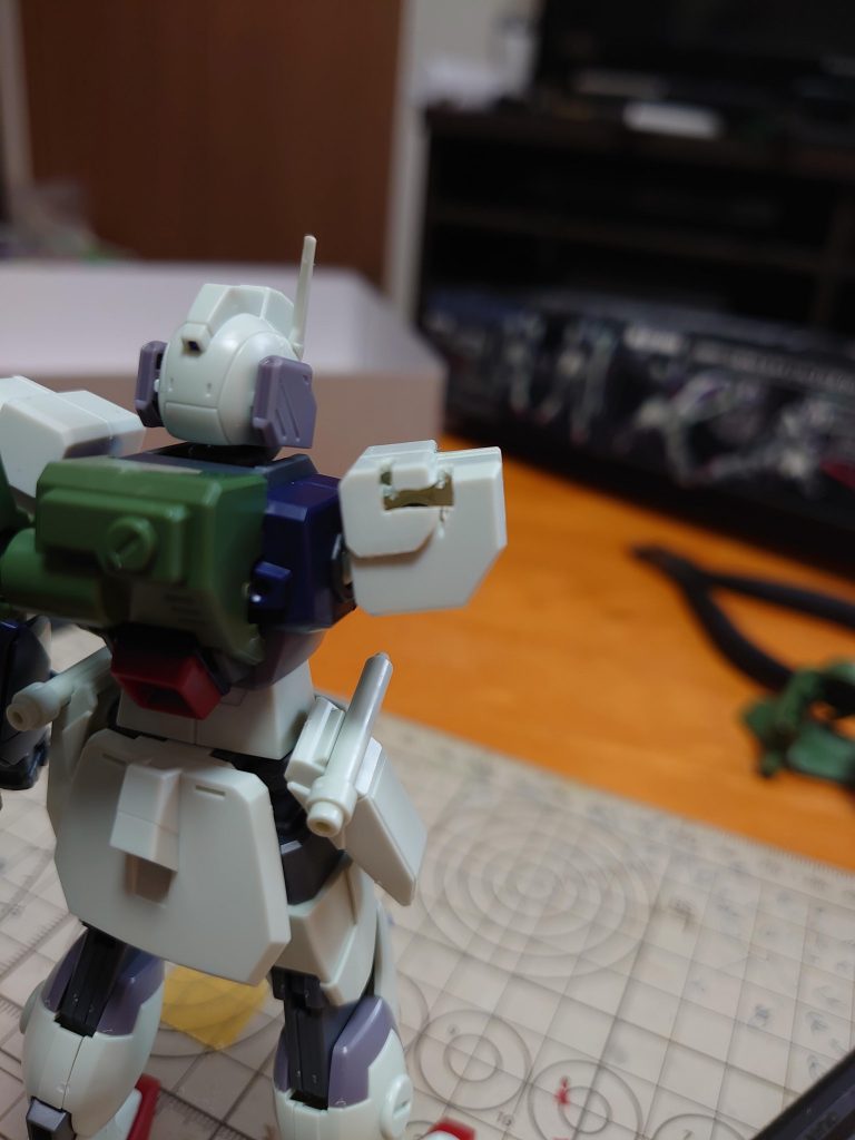 右肩のパーツを付けるため穴開け。この後、磁石による着脱式にすればよかったと気づき、ちょっと後悔