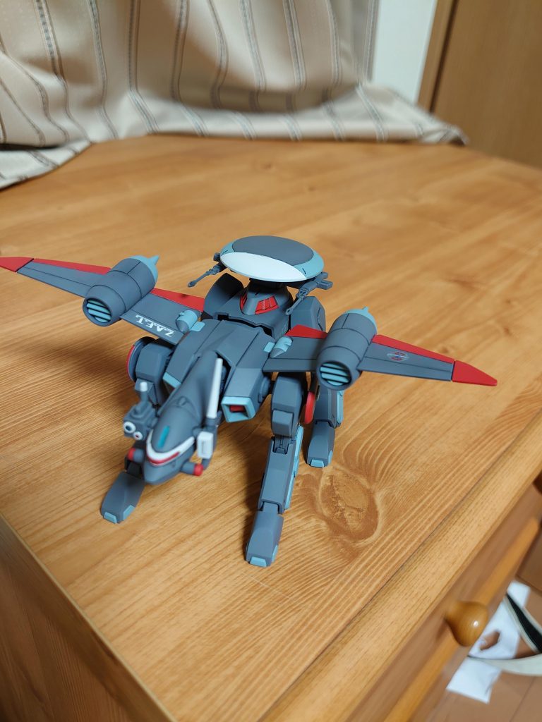 斜め上から。翼の赤いラインが前後逆なのに墨入れの時点で気づきました。