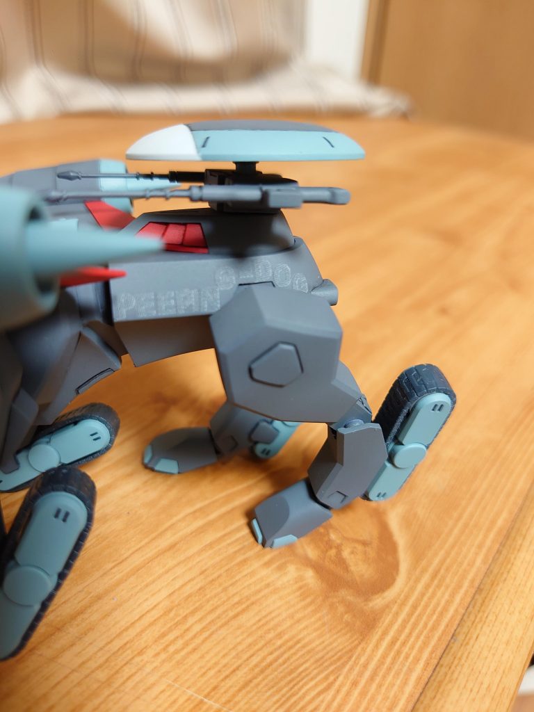 ボディ側面に機体名。グレーの機体にグレーの文字、偵察機なので目立たない配慮。失敗ではないのです。ピーピングドッグ→のぞき見ワンちゃん