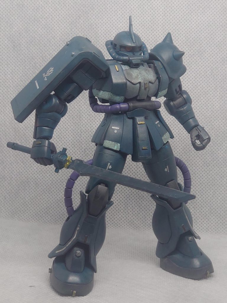 カラーも似せたとなるとやっぱりこれも。ヒートホークではなくオーラソードを。バズーカは力尽きて断念しました…