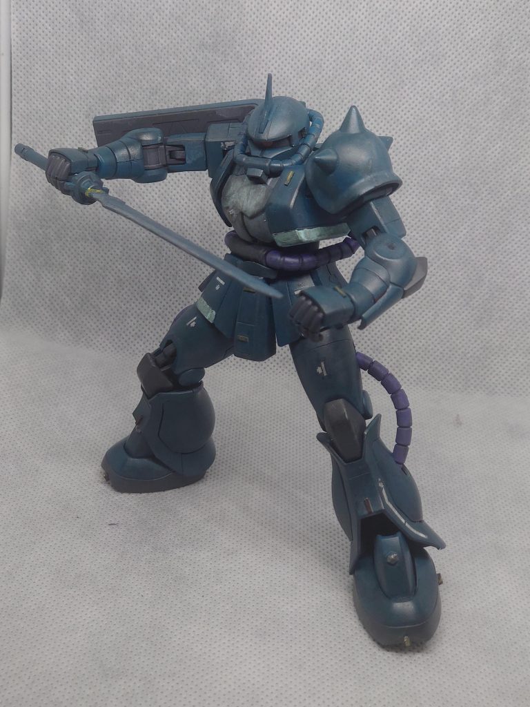 オーラソードは30MMのアルト用の武器から拝借しました。刀身は銀のドライブラシをかけ、ファンタジーに出てくる剣のようにしました。