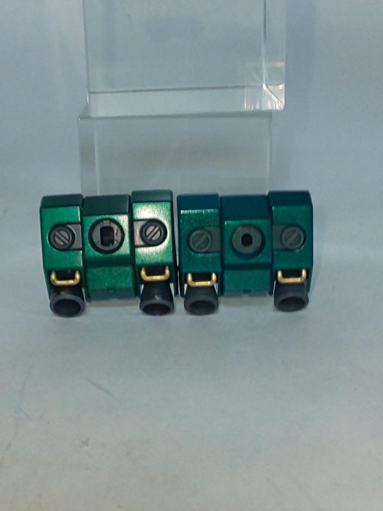 フーティエ装備の穴の比較。大きい方がフーティエ装備用です。