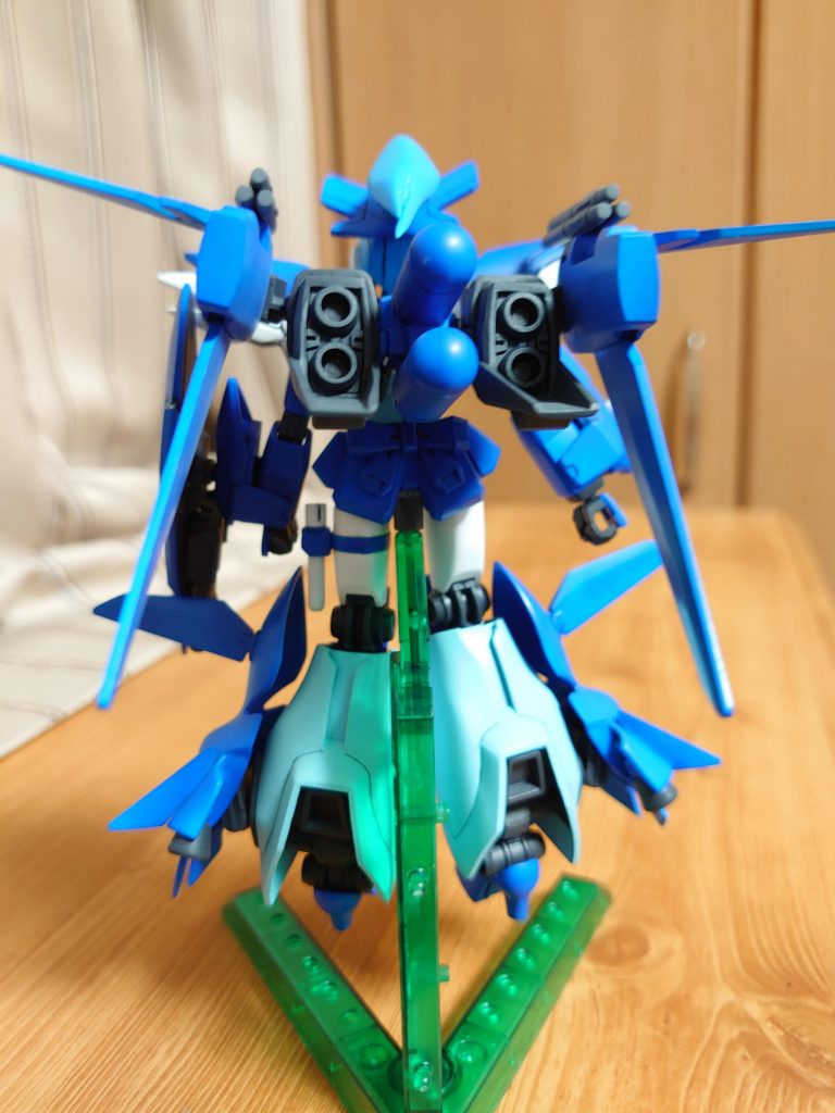 背面。ブースターと膝から足首までリバウのパーツを使用