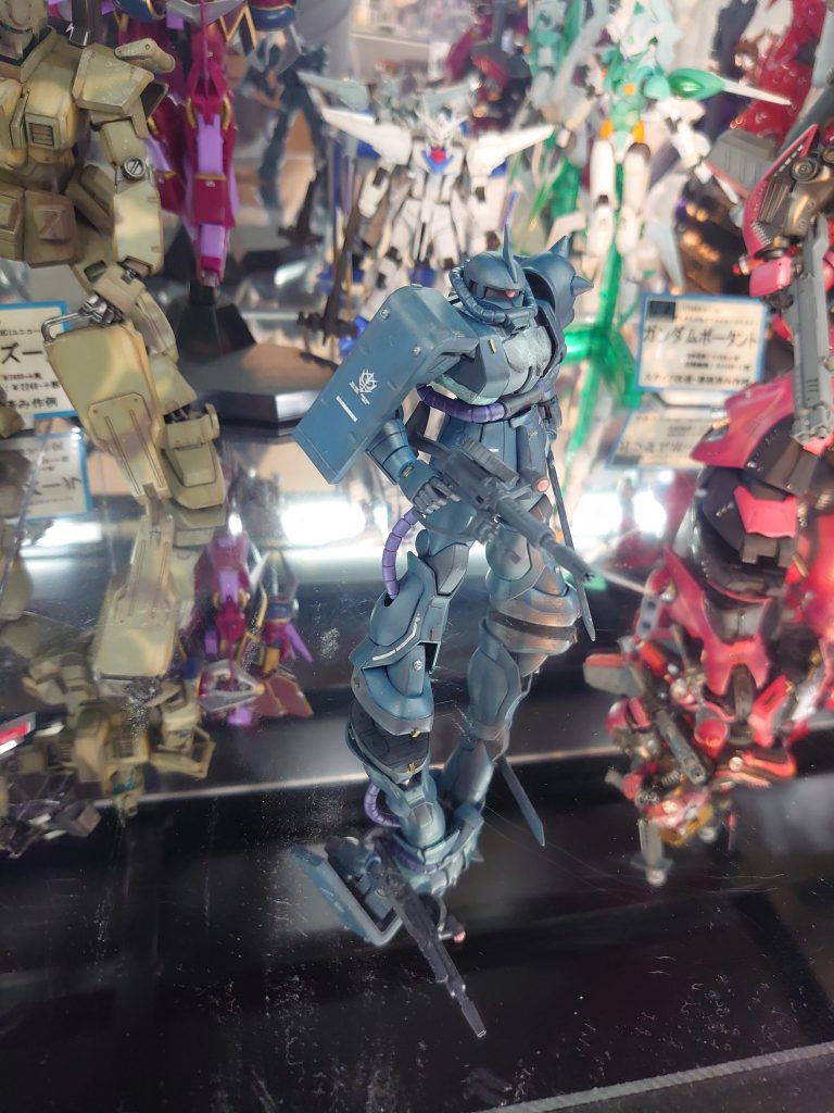 そしてなんと今回の作品、ボークス横浜ショールームに飾らせて頂きました。こういった展示ははじめてでかなーーり緊張&恐縮でしたが店員さんが優しくて…。もしよろしければご覧になって下さい。［使用塗料］下地グレー部分:ガイア メカサフ スーパーヘヴィ胸部グリーン:ガイア WM-06 ウォーカーダークブルー他グリーン:ガイア AM-03 オーラダークブルー胸部ライトグリーン:ガイア WG-01 うすみどりゴールド:ガイア 040 プライマリーメタリックイエローパイプ部分パープル:ガイア HG-02 ヘキサバイオレット                               ありがとうございました。