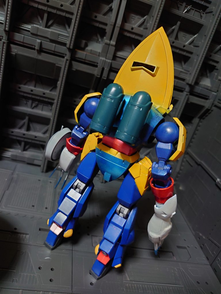 ズゴックのボディをベースに腕をギャン、脚をバーザム頭部はシーマゲルググのシールド裏面にゲルググのシールド(半分にカット)したものを合わせて作りました