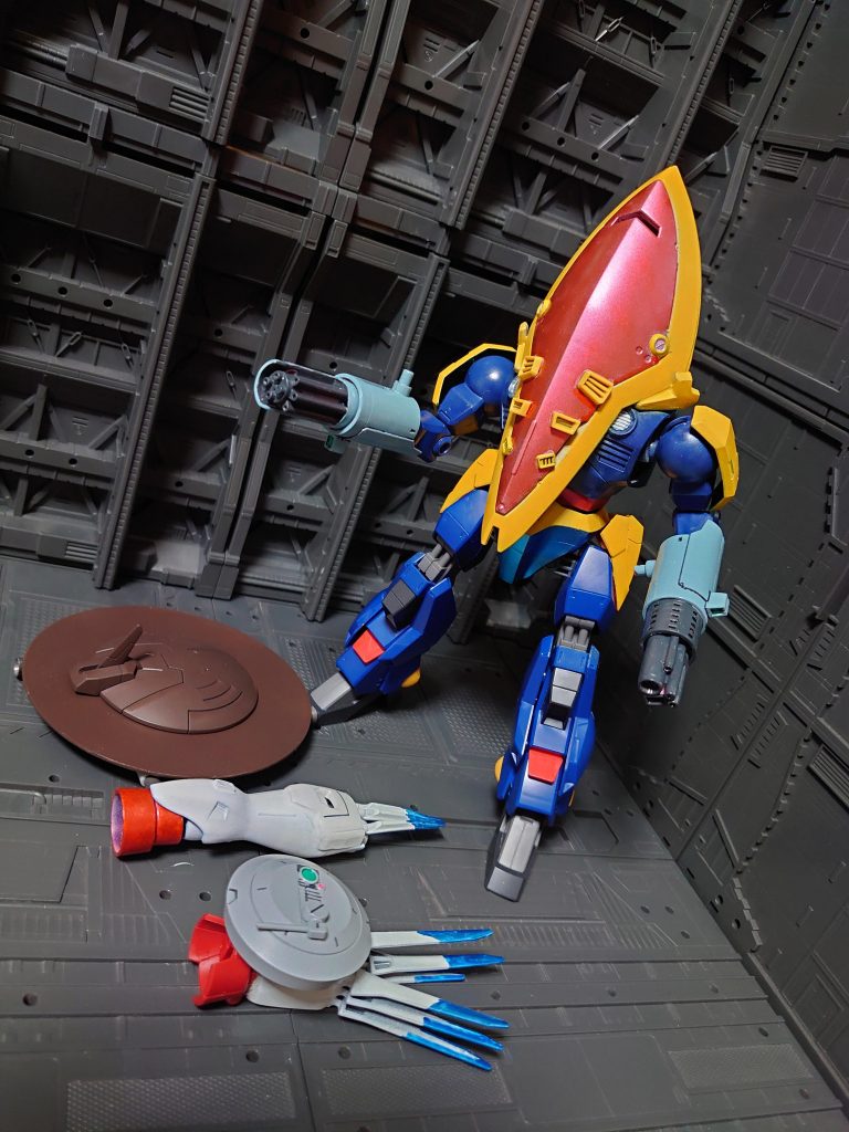 通常の腕部は左手に装着された強力なジャミング装置により識別信号はもちろん、敵パイロットの精神にも干渉させ同士討ちを誘う腕部を換装して砲撃戦形態「タルデ」