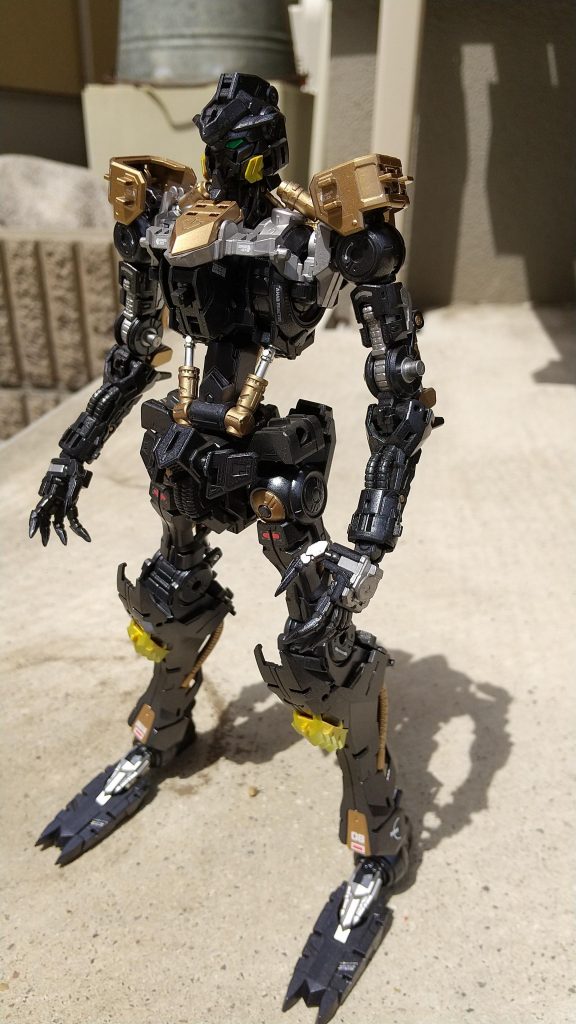 フレームは完全塗装。差し色でレッドゴールドとアルミシルバーを使ってみました。外装のイエローは、メタルイエローで塗装。写真は庭で撮ったけど、バケツが写ったのはご愛嬌ってことで。