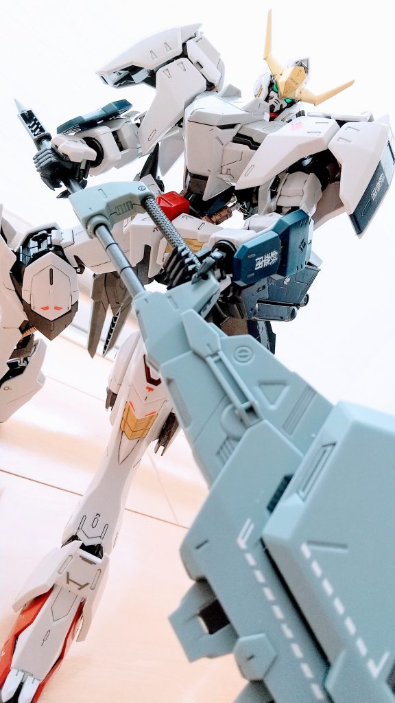 最大のポイントはレンチメイス！これだけですごい迫力ですね。ちなみに、ハンドパーツのポロリがすごくて、持たせるのに苦労しました。。。