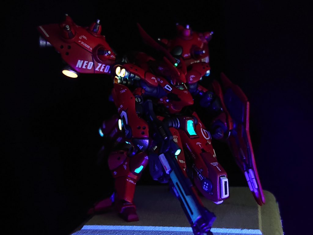 今回はほとんどエアブラシでの塗装を行う事により、マスキング作業がかなり大変で、制作時間がかかってしまいましたが、蛍光塗料によるUVライトでの発光は小さいながらも迫力ある物となりました。