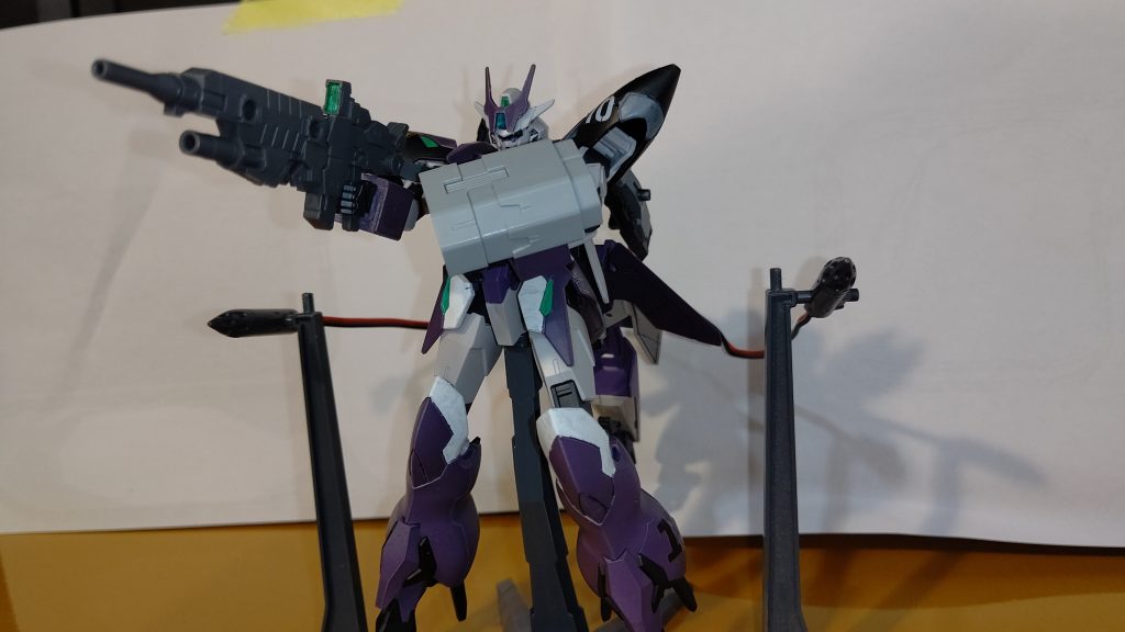 インコムを展開して、ベースに飾るとこんな感じ、使ったリード線が単芯線ではなく、電子工作用の線のため保持力がなくてインコムにもベースが必要(今回はFAユニコーンのものを仕様)