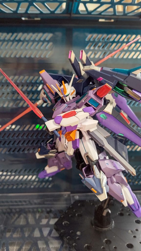 ストフリのビームサーベルを連結し、テルティウムのビームサーベルを装備!これ、何刀流になるでしょう?