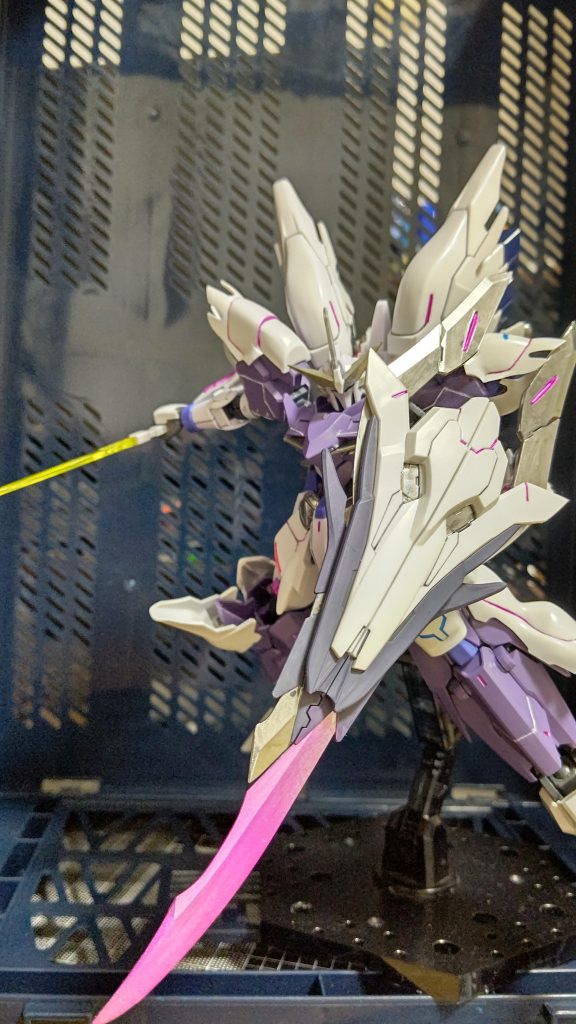 モーントシュヴェールトを合体させた盾でもあり剣でもある形態です。シナンジュのビームサーベルも勿論ございます。