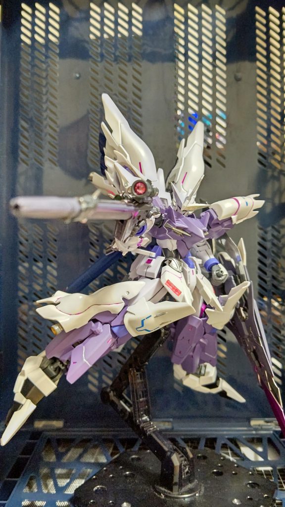 シナンジュの武装もあります。専用ビームライフル、スコープのレンズには100均の貼り付けるピアスを使いました。