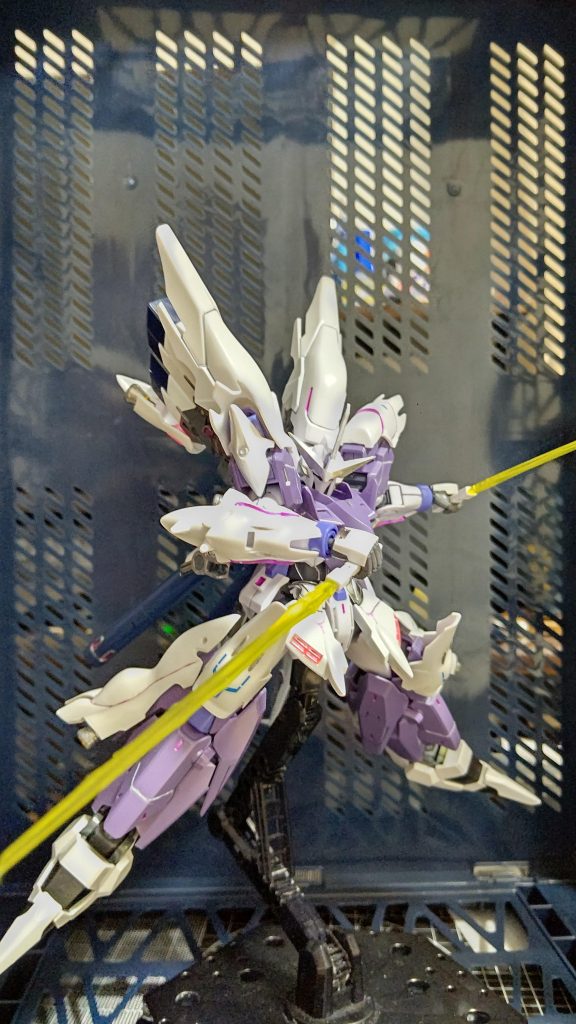 そして、先ほども紹介したビームサーベル!ビーム刃がガンダムタイプとはシナンジュのものは異なりますがこちらもカッコいいかと思います。勿論、二刀流です♪