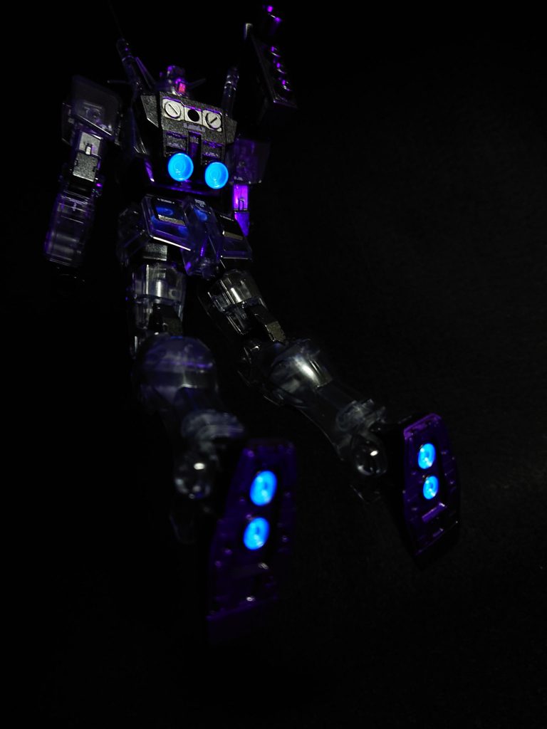 頭部前後メインカメラはUVジェルに蛍光塗料を含ませた物を塗り、レンズ感を表現し、ツインアイ、バックパック及び足裏バーニアにも蛍光塗料を塗る事により、UVライトを当てる事により、発光します。