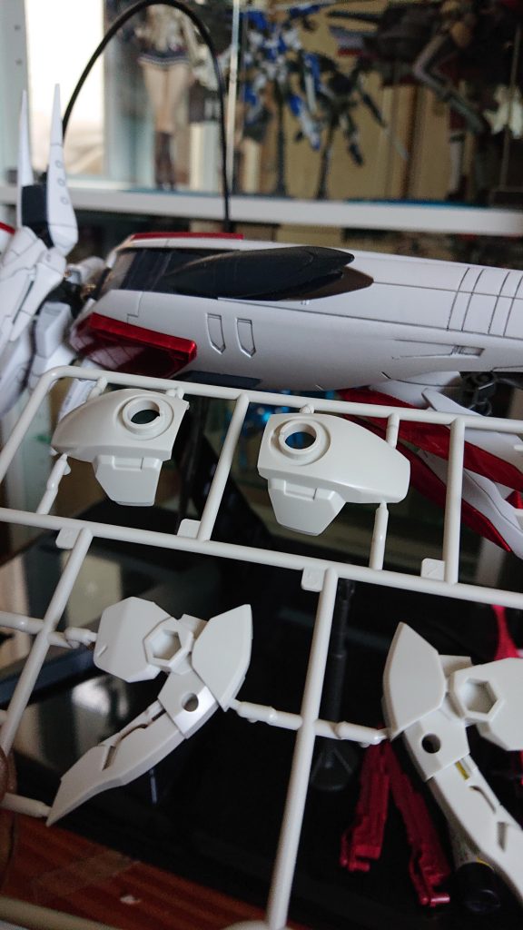 ウィアードテイルズのパーツは白に近いクリーム色なので、ガンダムマーカーニューホワイトで塗装