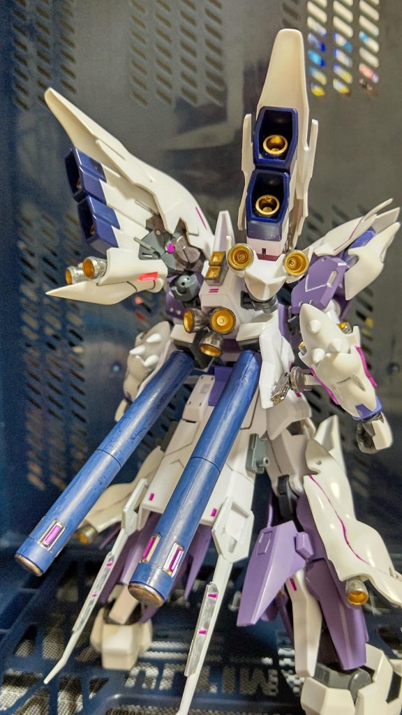 武器無し後ろです。テルティウムの腰のアーマーにはスジ彫りしメッキシルバーでスミ入れしてみました。バーニアは外側はメッキシルバー、内側はメタリックレッドゴールドを使用しました。