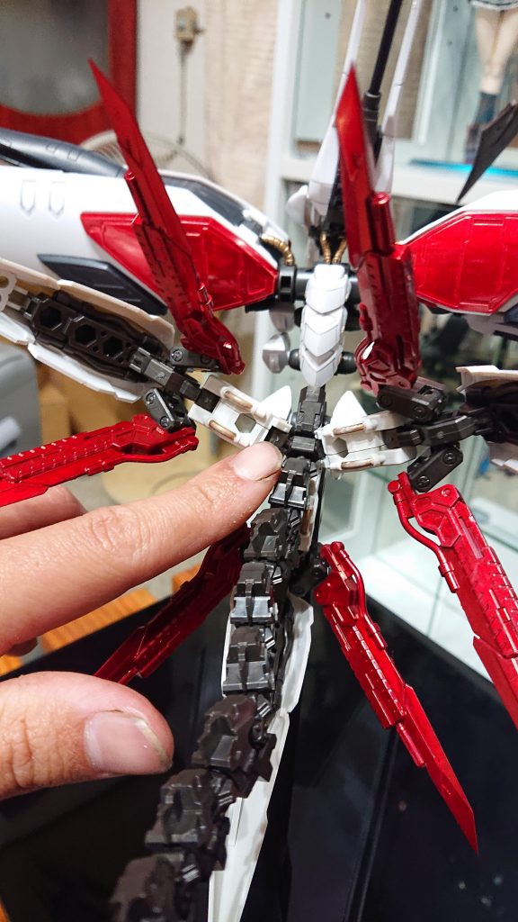 指先の部分に元々3mmの穴があるのでそこに装備