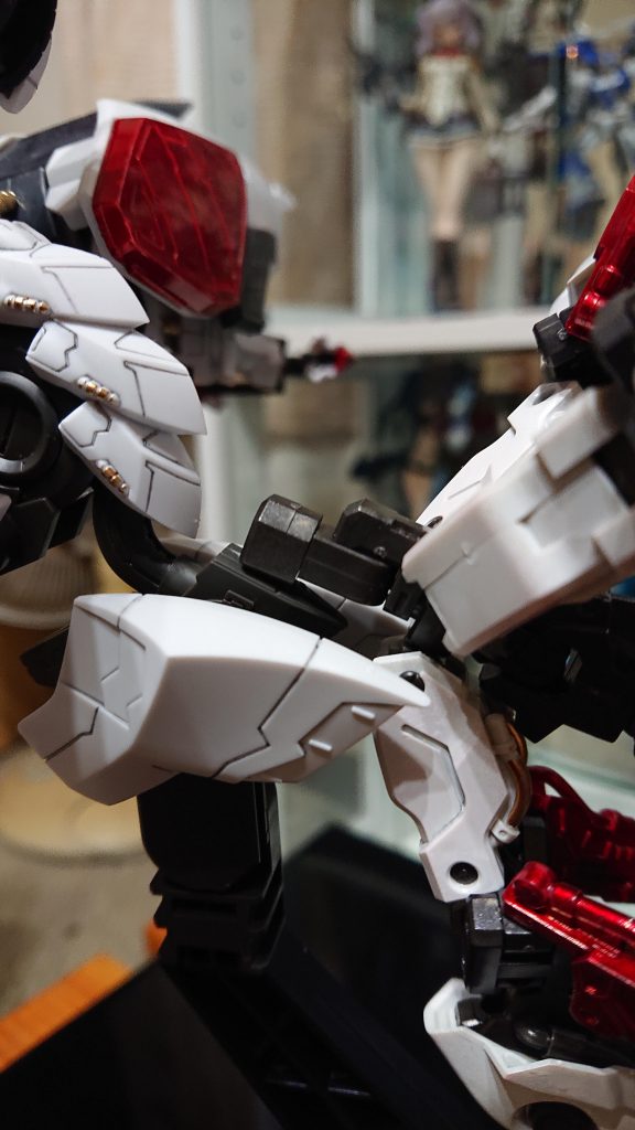 接続部分のパーツはハシュマルに装備出来るようにウィアードテイルズ以外のヘキサギアのパーツで3mmのやつを持ってきて接続(ウィアードテイルズ単体だど尻尾接続に3mmパーツはない)