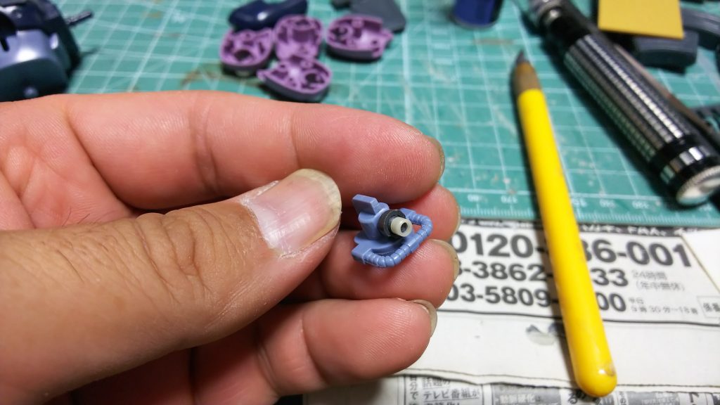 頭部モノアイを可動式にするべくキットのモノアイシールドモールド部分をカッターでくり貫いてコトブキヤのボールジョイントを付けてモノアイ可動としました。モノアイ部分は真鍮製です。