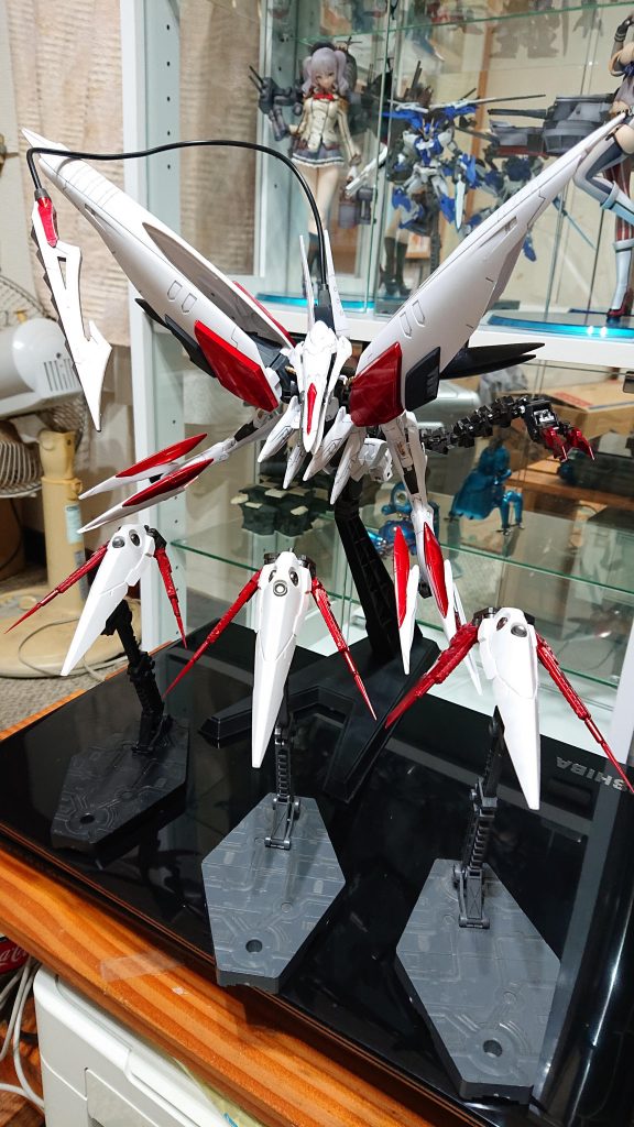 尻尾はファンネルのように飛ばすことが可能。又、ウィアードテイルズの尻尾の設定上バリアーも張れる