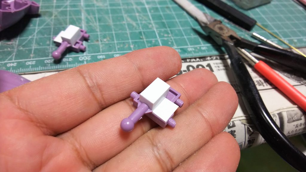 足首の取り付け位置を後方へずらすべく一度軸を切断、プラ材にて土台を増設して軸を接着います。