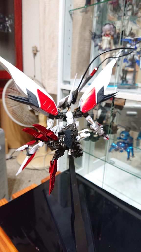 トリックブレードの先端の爪は超高温で、掴んだり、切り裂くときに敵を溶解する。