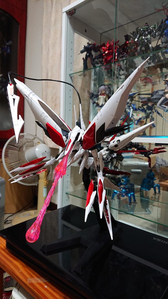 他の人がやってない改造を目指しました赤い部分はガンダムマーカーロイヤルメタレッド、ワイヤーブレードはガンダムマーカーベビーガンメタリックを使用。本体は無塗装です。