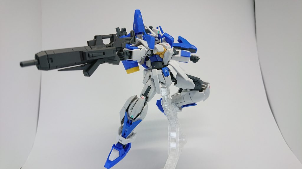 新型高収縮ビームライフルフォルスサバイブの使用していた物を再設計した武装。一回り大きくなったものの収縮に掛かる時間を大幅に削減することに成功している。