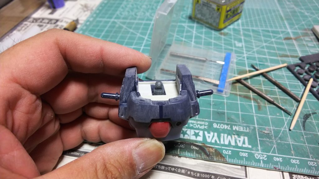 頭部を少し胴に埋めていきたいので一度首関節周りをくり貫いてから位置を下げて再接着。