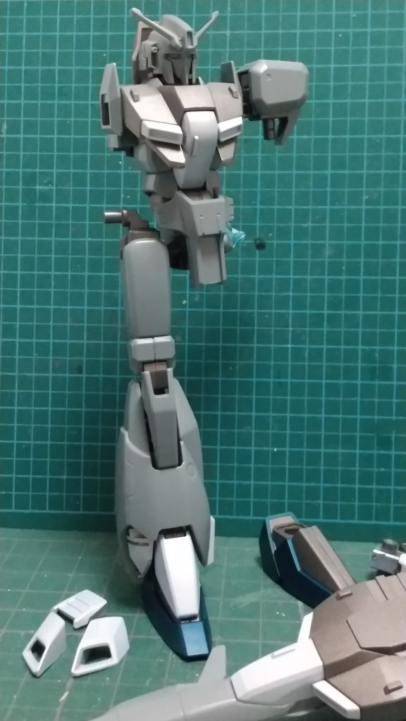 グレー以外の部分を塗装した後、カラーリング検討の為に仮組みしました。結局グレーに塗装しちゃいましたが、検討中は楽しかったです。