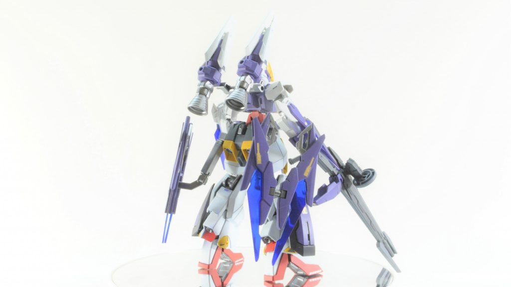 Fファンネルはクリアカラーで色を塗り替えてスカートのように配置しなおしました。また、バーザムのバックパックをリアスカートとして移植しています。