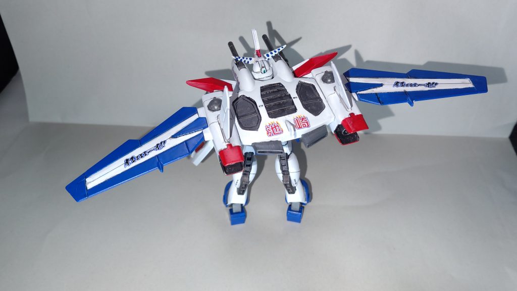 ファトゥム-00にもロゴを入れて翼部分にはイエェェェ～イ！！の文字を入れてます。