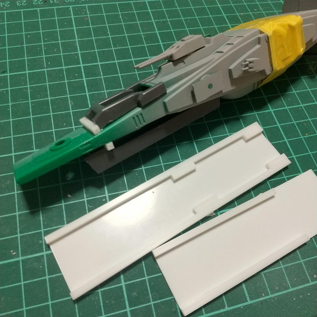 プラバンを切って切って張り合わせるの繰り返し♪