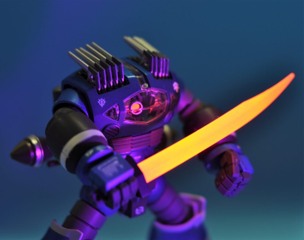 モノアイシールとヒートソードを夜光塗料のレッドで塗りました。ブラックライトで光ります。