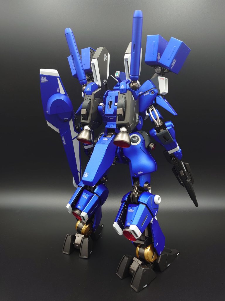 足、バックパック、ビームライフルは黒鉄色のツヤ消しです。