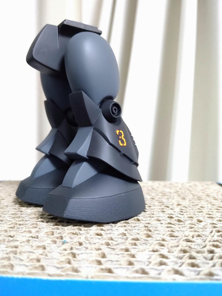 パッケージをよく見ると、脚に3のマークがあったので、ちょうど余るデカールを貼っています。