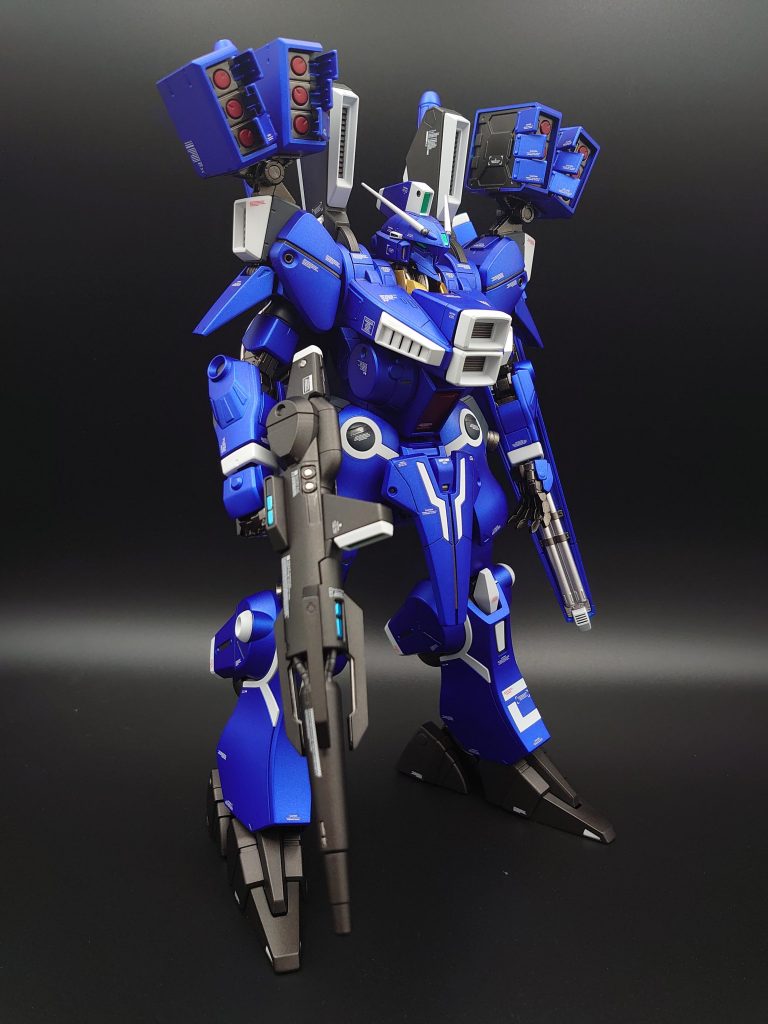 青色部分はガイアノーツのウルトラマリンブルーにクレオスのGXメタルブルーを混ぜてトップコートにクレオスのなめらかスムースツヤ消しを使用しています。