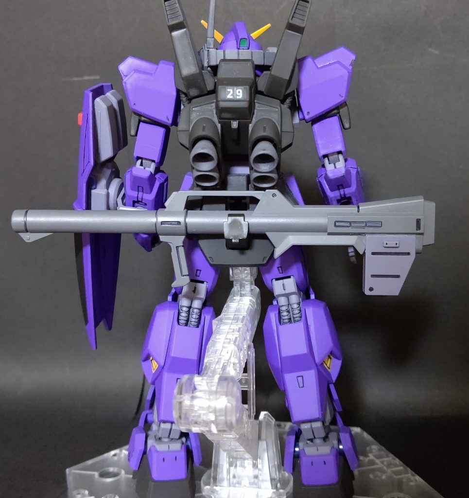 後ろから。バックパックにもデカールを貼ってあります。ハイパーバズーカは整形色を利用して塗り分け。弾倉部分が整形色で、砲身部分が塗装した箇所になります。個人的には上手くマスキングして塗り分けられたかなぁ…と思っています。