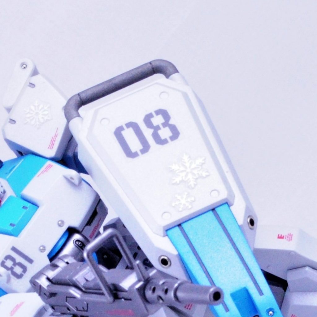 雪の結晶のマーキングを施しています。