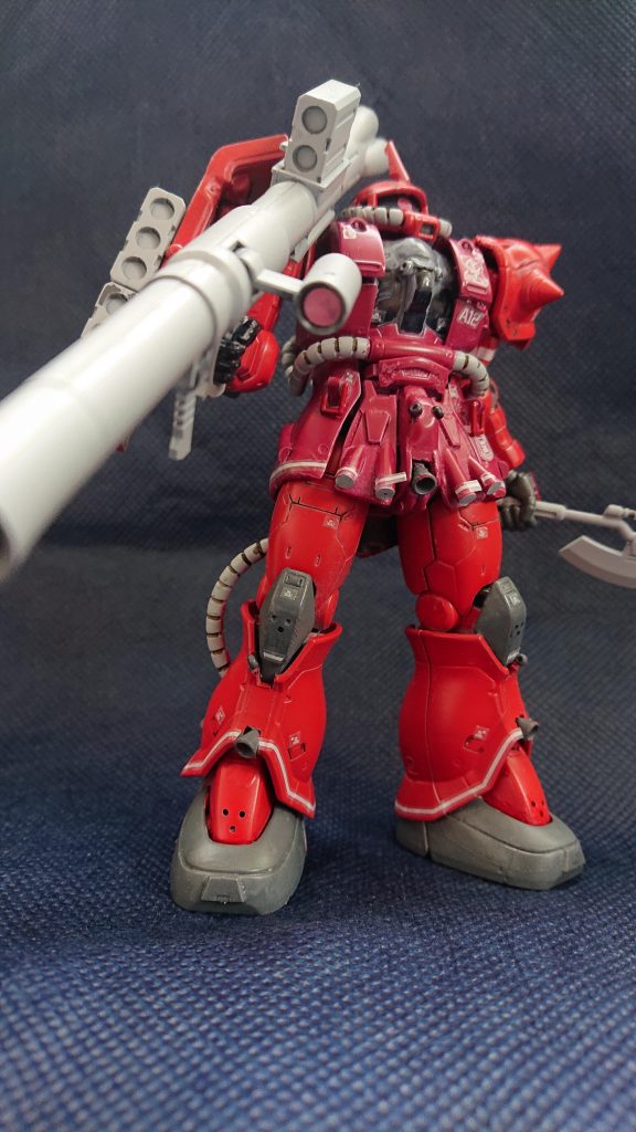 ザクバズーカ、構え。デカール剥がれているのに気付かなかった😵